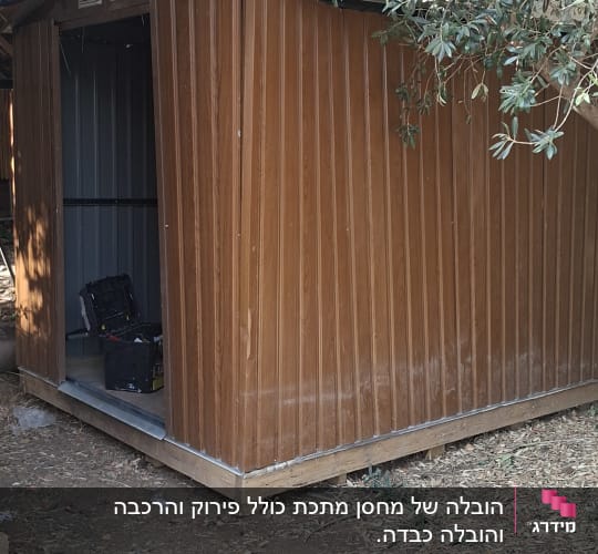 מחסן גינה דמוי עץ בחצר בית